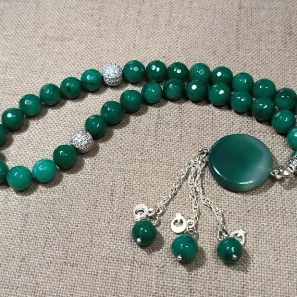 مسبحة من العقيق مع فواصل من الزيركون